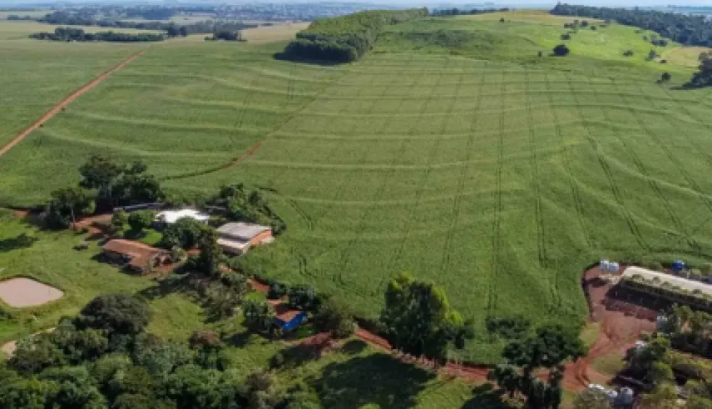 Vista aérea de propriedade rural com áreas preservadas