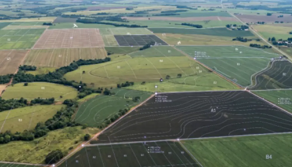 Vista aérea de talhões agrícolas com dados sobrepostos